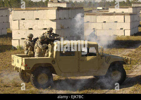 Les soldats de l'armée américaine rencontre roquette simulées dans une simulation d'incendie zone hostile tout en participant à la grève de l'Atlantique V sur le complexe de formation air-sol dans la région de Avon Park, en Floride, le 16 avril 2007. Grève de l'Atlantique est un U.S. Central Command Air Forces d'initiative et le seul de niveau tactique, mixte, urbain, l'appui aérien rapproché de l'événement de formation consacré à l'appui de la guerre au terrorisme. Les soldats sont à partir de la 3e Bataillon, 67e régiment blindé, 4e Division d'infanterie, Fort Hood, Texas. Le s.. Stephen Otero Banque D'Images