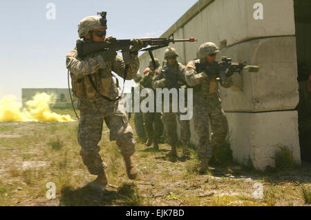 Les soldats de l'armée américaine s'engager des forces de l'opposition tout en participant à la grève de l'Atlantique V sur le complexe de formation air-sol dans la région de Avon Park, en Floride, le 17 avril 2007. Grève de l'Atlantique est un U.S. Central Command Air Forces d'initiative et le seul de niveau tactique, mixte, urbain, l'appui aérien rapproché de l'événement de formation consacré à l'appui de la guerre au terrorisme. Les soldats sont de peloton Scout, 3e Bataillon, 67e régiment blindé, 4e Division d'infanterie, Fort Hood, Texas. Le s.. Stephen Otero Banque D'Images