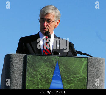 L'Honorable John McHugh, secrétaire de l'armée, les adresses des centaines présents lors d'une cérémonie de dévoilement de la pierre et de monuments à Fort Hood au Texas vendredi. Cinquante-deux soldats et civils ont été honorés pour leurs efforts pour aider les blessés à la suite de la 5 novembre 2009 tir à l'installation du centre de traitement de l'état de préparation militaire. Une pierre commémorative a été dédié aux soldats et civils qui ont perdu la vie ce jour-là. La CPS. Alisha Hauk, 14e Détachement des affaires publiques. /-News/2010/11/05/47718-fort-hood-leçons-pro... /-News/2010/11/05/47718-fort-hood-leçons-promotion-mieux-force Banque D'Images