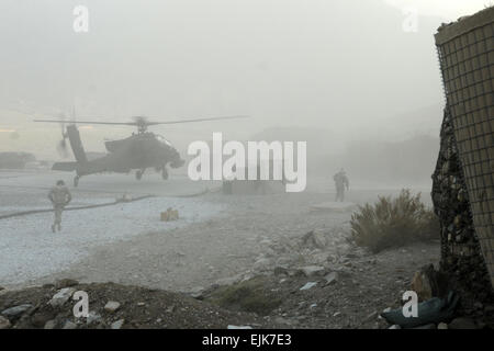 La CPS. Franck Joseph, de Savannah, Géorgie, affectés à la troupe de l'écho, 3e Escadron, 17e Régiment de cavalerie, s'exécute pour faire le plein et se réarmer un hélicoptère Apache AH-64 assigné à la Force-Lighthorse au Camp Wright de l'avant l'armement et de l'essence, le 18 janvier 2010. Les soldats FARP sont responsables pour l'alimentation et l'armement des hélicoptères de combat et les propriétaires d'éléments de manoeuvre au sein de la tâche Force-Mountain Warrior's zone d'opérations. L'unité d'environ une douzaine de soldats travaillent 24 heures par jour, sept jours par semaine, pour faire le plein de tous les militaires et des hélicoptères, du contrat ainsi que d'appuyer l'grou Banque D'Images