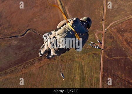 Les membres de la Garde nationale de l'Armée de l'Utah 2-211 Aviation Battalion aider les membres du 19e Groupe des forces spéciales avec chute libre et des sauts en parachute en ligne statique près du Camp Williams, de l'Utah, le 30 octobre 2013. La 2-211 a aidé le 19e SFG avec le maintien de la qualification en vol ainsi que des qualités de saut. Le s.Tim Chacon Banque D'Images