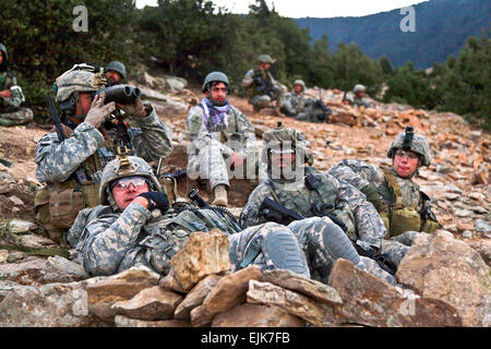 Les soldats de l'armée américaine d'infanterie 1-102, 86e Brigade Combat Team, Groupe de travail gris fer gagner du terrain la sécurité dans Masamute Valley où ils se préparent à cordon et recherchez le village de Bala dans la province de Laghman, Afghanistan, 25 septembre.spc. David A. Jackson Banque D'Images