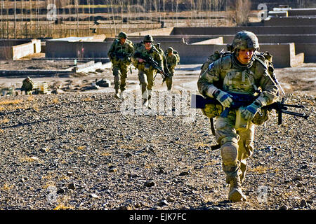 Soldats affectés à la société C, 2e Bataillon, 30e Régiment d'infanterie, 4e Brigade Combat Team, 10e division de montagne, Task Force tempête, et les forces de sécurité nationale afghanes pour acquérir de terrain élevé avant de déménager dans un village hostile sur trois jours d'une opération à pied de six jours du 21 décembre. Soldats de CO. C et des FSNA ont poussé à travers l'ouest de Baraki Barak sur six jours de patrouille à pied pour éliminer l'influence des talibans et d'établir un gouvernement de la République islamique d'Afghanistan présence. Le sergent de l'armée américaine. Cooper T., Groupe de travail comptant des affaires publiques de Patriot Banque D'Images