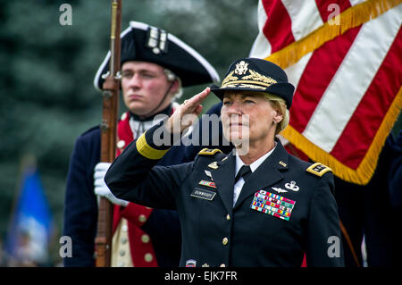 Le général de l'armée américaine Ann E. Dunwoody salue durant l'hymne national à sa retraite cérémonie le Joint Base Myer-Henderson Hall, Virginie, 15 août 2012. Dunwoody a pris sa retraite après 38 années de service, devenant la première femme dans l'Armée américaine à atteindre le grade de général 4 étoiles. Le s.. Teddy Wade Banque D'Images