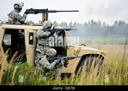 Des soldats américains affectés à la 18e Brigade de Combat Support soutien effectuer un peloton monté et démonté exercice de tir réel à Grafenwoehr Zone de formation en Allemagne le 6 octobre 2010. Gertrud Zach, de l'Armée américaine Banque D'Images