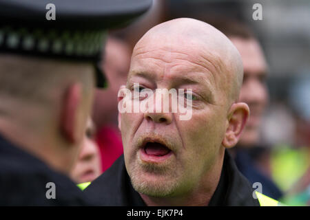 Manchester, UK 28 Mars, 2015. La confrontation avec la police au Front National et White Pride Demo dans Piccadilly. Les arrestations ont été effectuées en tant qu'extrême droite 'White Pride' Group se sont réunis à Manchester pour une démonstration lors de l'étape d'environ 50 membres du groupe drapeaux et ont défilé dans les jardins de Piccadilly. Les militants anti-fascistes ont organisé une contre-manifestation et la police ligne séparées les deux côtés. Greater Manchester Police a déclaré deux arrestations ont été effectuées, une pour une violation de la paix. La deuxième a également été tenu pour une infraction à l'ordre public. Credit : Mar Photographics/Alamy Live News Banque D'Images