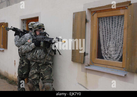 La 503e de parachutistes d'assaut la ville de Raversdorf dans une opération de bouclage et de recherche de l'exercice dans le centre de préparation interarmées multinationale. 1er Peloton de la compagnie attaque fouillé les maisons et interrogé les citoyens d'appréhender une grande valeur cible. Banque D'Images