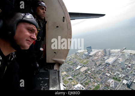 Circuit de l'armée américaine. Jason Wenger et le Sgt. 1re classe Kevin Presgraves, membres de l'armée américaine, l'équipe de démonstration noir Golden Knights, test l'air avant de faire un saut d'Atlantic City, le 12 août 2014. Les Golden Knights participent à Atlantic City's "Tonnerre sur la promenade" meeting aérien. Photo de la Garde nationale américaine par un membre de l'Amber Powell Banque D'Images