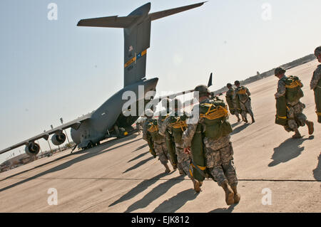 Avec des parachutistes du 2e Bataillon, 319e Régiment d'artillerie de l'air, 2e Brigade Combat Team, 82e Division aéroportée à pied d'un C-17 Globemaster pour une opération aéroportée le 9 avril 2013. L'opération a fait partie d'un exercice de tir réel pour tester la volonté des "Faucons noirs" à déployer n'importe où dans le monde à court préavis. Banque D'Images