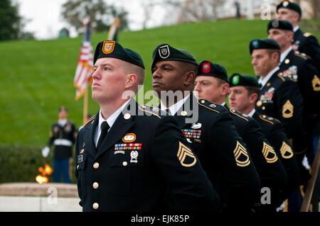 Béret Vert des Forces spéciales des soldats de l'Armée de chacun des sept groupes de Forces Spéciales silencieux stand montre lors de la gerbe sur la tombe du Président John F. Kennedy, le 17 novembre 2011, au cimetière national d'Arlington. La cérémonie a marqué une longue tradition d'honneur Kennedy pour son soutien et la défense des intérêts des soldats qui serait connu simplement comme "bérets verts". Banque D'Images