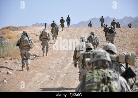 Les agents de la Police nationale afghane, les soldats de l'Armée nationale afghane et de l'armée des États-Unis 1er Bataillon, 4e Régiment d'infanterie, des soldats patrouillent à pied le 27 juillet pour parler avec les chefs de village dans le district de Deh Chopan, province de Zabul. Des patrouilles à pied infanterie perturber des insurgés, à distance aide les villages afghans /-news/2009/08/06/25544-infanterie-pied-à-patrouilles perturbent les insurgés-aide-remote-afghan-villages/ Banque D'Images