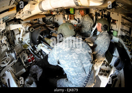 La CPS. Joshua Gilliland de batterie Alpha, 1er Bataillon, 5e Régiment d'artillerie, 1st Armored Brigade Combat Team, 1re Division d'infanterie, charge un 155mm Ronde 8 Novembre dans un Paladin au cours de la table de tir du bataillon XII à Fort Riley. Il est réalisé par le s.. Câble Howie et assistés par la CPS. Richard Gartin. La 1ère ne., 5e FA Regt., "Hamilton's propre," enveloppé son Tableau XII au tir à la fin de la semaine dernière et dirigée dans le domaine de pour le week-end de vacances. Amanda Kim Stairrett Banque D'Images