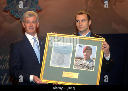 Le Secrétaire de l'armée, l'Honorable John McHugh, présente une photo et une citation de la médaille d'honneur au Sergent A. Salvatore Giunta au cours de la médaille d'honneur du panthéon des héros de la cérémonie au Pentagone le 17 novembre 2010. L'ARMÉE AMÉRICAINE M. Leroy Conseil, AMVID. Banque D'Images