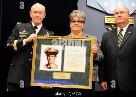 Chef du personnel de l'Armée Général Martin Dempsey présente le panthéon des héros de la plaque à induction à Silvia Masson, soeur de guerre de Corée Médaille d'honneur de l'Armée de 1ère classe destinataire privé Henry Masson, lors d'une cérémonie au Pentagone, le 3 mai 2011. Ministère de la défense photo par Cherie Cullen /medalofhonor/ ?ref =home-spot0-titre /medalofhonor/ ?ref =home-spot0-titre Banque D'Images