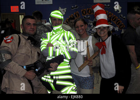 De gauche à droite le Cpl. Zachary Gardner, TF 34 Signal HQ Support Specialist de Waite Park, MN, Sgt. Gregory, Opoien TF 34 opérations réseau AC, technicien de la CPS. Megan Hanft, TF 34 spécialistes de l'assistance du signal de l'AC, et le sergent. Jodi Wald, TF 34 sous-officier de la salle des rapports de l'AC de Blaine, MN, habillé à l'ACR HHC 34e Halloween Party at Joint Base Balad, l'Iraq le 31 octobre. Banque D'Images