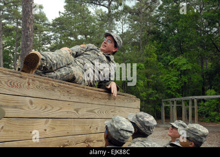 Pvt. Stephen Colbert repose au sommet d'un des murs sur la cinq-mur obstacle plutôt que d'avoir aidé ses camarades qui l'ont aidé à atteindre le sommet. L'humoriste politique Colbert s'attaque à la formation de combat de base /-news/2009/05/08/20858-politique-humoriste-colbert-aborde-basic-combat-Formation/ Banque D'Images