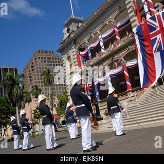 L'Hawaii Garde royale fête son 43e anniversaire lors d'une cérémonie le 5 novembre 2006, à l'Iolani Palace à Honolulu, Hawaï. Au 16 novembre 1963, le Roi Kalakaua's Birthday a été choisi comme le jour de la création originale de la Garde royale. Aujourd'hui, la Garde Royale est composée de volontaires de la Garde nationale d'Hawaï Hawaï avec ancestry et ils participent à des fonctions de l'Etat et d'après l'entrée des gardes de la Reine Lilioukalani's Palace au cours de cérémonies d'état. Le sergent-chef. Kristen Higgins Banque D'Images