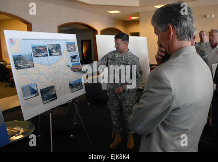 Le colonel Greg Gunter, G3 de l'Army Corps of Engineers des États-Unis Task Force Espoir, donne l'Honorable John McHugh, secrétaire de l'armée américaine, un aperçu de la grande tempête de l'ouragan de La Nouvelle-Orléans Système HSDRRS Réduction des risques avant de s'engager sur un tour en hélicoptère, 24 mai 2011. Le HSDRRS 350-mile est un système, composé de digues contre les inondations, les murs, les obstacles, les surtensions et les stations de pompage, et, une fois terminé, il permettra de réduire le risque du Grand New Orleans d'une tempête qui a un un pour cent de chances de se produire dans une année donnée. Photo par USACE Jenny Marc Banque D'Images