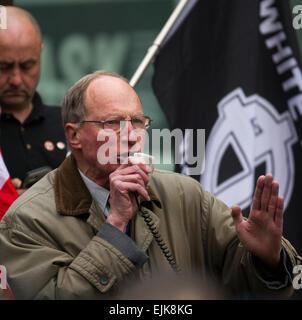 Manchester, UK 28 Mars, 2015. Des manifestants d'extrême droite avec des drapeaux et bannières au Front National et White Pride Demo dans Piccadilly. Les arrestations ont été effectuées en tant qu'extrême droite 'White Pride' Group se sont réunis à Manchester pour une démonstration lors de l'étape d'environ 50 membres du groupe drapeaux et ont défilé dans les jardins de Piccadilly. Les militants anti-fascistes ont organisé une contre-manifestation et la police ligne séparées les deux côtés. Greater Manchester Police a déclaré deux arrestations ont été effectuées, une pour une violation de la paix. La deuxième a également été tenu pour une infraction à l'ordre public. Banque D'Images