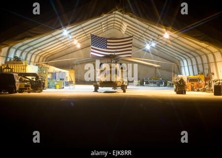 Un Black Hawk UH-60M, l'hélicoptère piloté par la société C, 3-501er bataillon hélicoptères d'assaut, Groupe de travail Dragon, est assis dans un hangar au cours d'une brève pause dans l'entretien à base d'Fenty dans la province de Nangarhar, en Afghanistan. Co., 3-501C Agression St NE., est attaché à l'hélicoptère d'attaque 1-501St NE., TF Dragon, qui est aux commandes à l'appui de la 10e Brigade d'aviation de combat/TF pèlerin pour l'opération Enduring Freedom XIV. L'Adjudant-chef 3 Christopher Koth Banque D'Images