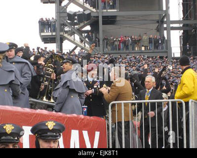 Le s.. Salvatore Giunta parle avec d'autres bénéficiaires de la médaille d'honneur lors de la 111e Army-Navy game au Lincoln Financial Field à Philadelphie le 11 décembre. Banque D'Images