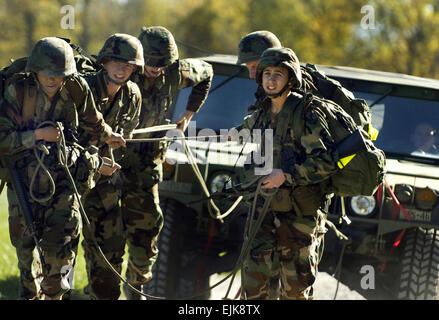 Les cadets du corps d'instruction des officiers de la Réserve de l'Université de l'est du Michigan participent à la traction de humvee lors du concours du défi des Rangers du ROTC de l'Armée de terre 2007 qui s'est tenu au Camp Atterbury, Ind., le 20 octobre 2007. Les 9e et 10e Brigade de la Brigade de fer de la région de l'Ouest du ROTC ont attiré environ 350 cadets qui ont participé à des universités de Wis., Ind., Ill. Et Mich. Staff Sgt. Russell Lee Klika Banque D'Images