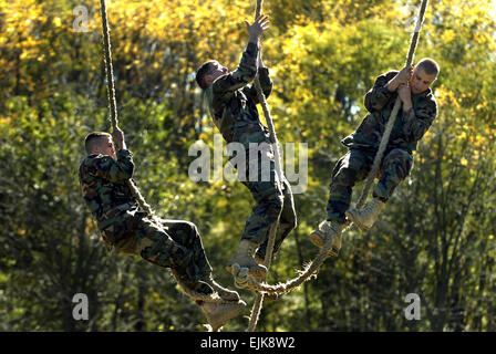 Corps d'instruction des officiers de réserve les cadets du ROTC de l'Université de l'est du Michigan participent à l'ascension de corde lors du concours de Rangers du ROTC de l'Armée de terre 2007 qui s'est tenu au Camp Atterbury, Ind., le 20 octobre 2007. Les 9e et 10e Brigade de la Brigade de fer de la région de l'Ouest du ROTC ont attiré environ 350 cadets qui ont participé à des universités de Wis., Ind., Ill. Et Mich. Staff Sgt. Russell Lee Klika Banque D'Images