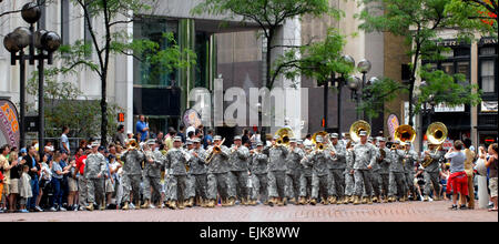 L'Indiana Army National Guard's 38e Division a diverti la foule rassemblée dans le centre d'Indianapolis pour le 50ème Indy 500 Défilé du Festival le 26 mai 2007. Ministère de la défense photo de Samantha L. Quigley Banque D'Images