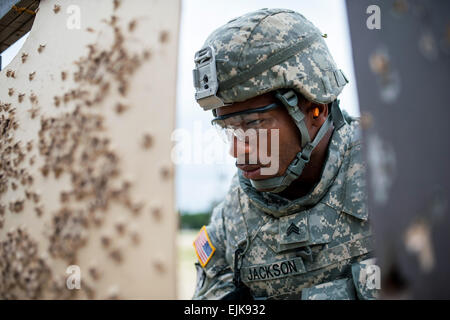 Le Sgt. Juan Jackson, un spécialiste de l'internement de Lakewood, Washington, avec la Compagnie de la Police militaire, 493rd inspecte son tir sur le M16 du zéro au cours de la réserve de l'armée de 2014 à la compétition meilleur guerrier Joint Base McGuire-Dix-Lakehurst, New Jersey, le 25 juin. Le Sgt. 1re classe Michel Sauret Banque D'Images