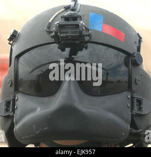 Le sergent de l'armée américaine. George C. Young III, chef d'équipe de la 45e Compagnie médicale Air Ambulance, regarde les pales du rotor principal d'un UH-60A Black Hawk pour assurer tous les effacer avant de décoller de Al Taqqadum, l'Iraq, le 17 mai 2007. Le Sgt. Lolita pb on April 6 Leone Banque D'Images