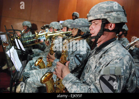 Les soldats de l'Armée américaine à partir de la Division de cavalerie Band effectuer au cours d'une cérémonie de passation de commandement pour Multi-National Security Transition Command - l'Iraq à Bagdad, l'Iraq, le 10 juin 2007. Au cours de l'événement de l'armée américaine le général Martin E. Dempsey a quitté le commandement de l'armée américaine le général James M. Dubik. Le s.. Curt Cashour Banque D'Images