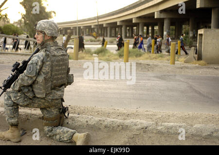 Lieutenant de l'armée américaine Jacob Becker observe les rues de Al Furat, Iraq, août9 2007, pour l'activité des insurgés, alors que des milliers de citoyens irakiens à pied à prier à Kandahar au cours de la 7ème Imam jour saint. Becker est attribué à l'Équipe de transition de la Police Nationale, du 1er bataillon. Le conseiller-maître Sgt. Brian L. Boone Banque D'Images