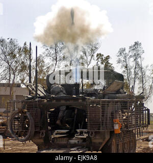 Les soldats de l'armée américaine de troupe Alpha, 2e Escadron, 1e régiment de cavalerie, 4e Stryker Brigade Combat Team, 2e Division d'infanterie à Fort Lewis, dans l'incendie, mortiers de 120 mm à partir d'un véhicule Stryker avant poste mixte à Key West, l'Iraq, le 28 août 2007. La CPS. John Crosby Banque D'Images