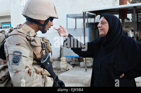 070905-A-5406P-024.JPG - Sgt. Yasser Ahmed, un soldat de l'armée iraquienne, 3e Bataillon, 1e Brigade, 11e Division d'infanterie, des entretiens avec une femme locale lors d'une patrouille dans la région de Graya'at'Adhamiyah Bagdad Septembre 5 District. Yasser est actuellement à un programme qui intègre des soldats iraquiens pendant deux mois les pelotons de la 82nd Airborne Division, 2e Brigade Combat Team. Le Sgt. Mike Pryor, 2e BCT, 82nd Airborne Division des affaires publiques Banque D'Images