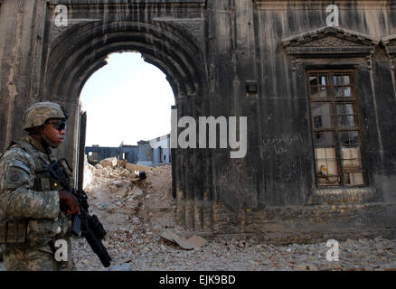 Un soldat de l'armée américaine, du 1er bataillon du 504e Parachute Infantry Regiment, 1e Brigade Combat Team, 82nd Airborne Division promenades en face de la demeure d'un bâtiment comme il fournit la sécurité dans le quartier de Rusafa de Bagdad, l'Iraq, le 2 septembre 2007. Le soldat est d'assurer la sécurité de la visite de la région par l'armée américaine le Général Ray Odierno, commandant du Corps multinational - l'Iraq, et Katie Couric, ancre et directeur de la rédaction de la CBS Evening News. Le s.. Curt Cashour Banque D'Images