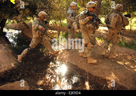 Les soldats de l'armée américaine patrouille dans un verger au cours d'une opération de bouclage et de recherche conjointe avec des policiers iraquiens à Salman Pak, l'Iraq, 21 septembre 2007. Les soldats sont de 3e Peloton, la Compagnie Alpha, 1er Bataillon, 15e Régiment d'infanterie, 3e Brigade Combat Team, 3e Division d'infanterie, le Sgt. Timothy Kingston Banque D'Images