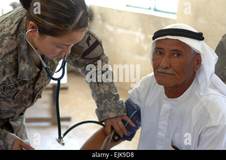 Circuit de l'armée américaine. Thornton prend la pression artérielle d'un fermier local au cours des activités médicales à Hor Al Bosh, l'Iraq, le 15 juillet 2007. Thornton est un medic avec le 115e Bataillon de soutien de la Brigade du Camp Taji. Le Sgt. Rachel M. Ahner publié Banque D'Images