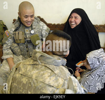 Le Major de l'armée américaine Henry Shih, un médecin avec le Siège et les pays fournisseurs de l'Administration centrale, 3e Brigade Combat Team, 1re Division de cavalerie, rire avec un patient au cours d'une mission médicale combinée à Al, Karaya Iraq, 17 octobre 2007. Le s.. Shawn Weismiller Banque D'Images