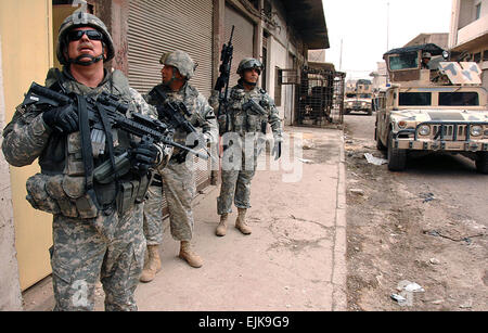 Les soldats de l'armée américaine attaché à la 2e Division de l'armée iraquienne de l'Équipe de transition militaire MiTT patrouille dans un quartier de Mossoul, en Irak, le 1er décembre 2007. Les soldats travaillent côte- par- côte avec l'armée irakienne d'aide et de conseils sur la lutte contre l'insurrection. La CPS. Kieran Cuddihy Banque D'Images