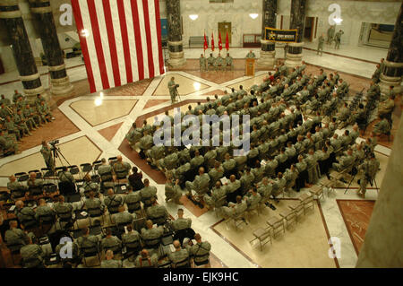 Plus de 100 soldats de l'armée de se réunir à l'Al Faw palace à Camp Victory, l'Iraq, le 18 janvier 2008, à reenlist au cours d'une cérémonie marquant le 100e anniversaire de l'armée de réserve. Le sergent-chef. Anthony Martinez Banque D'Images