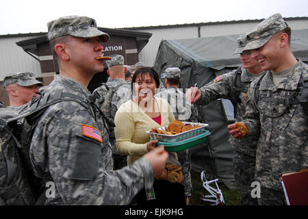 Tiffany Gorski distribue des cookies pour les soldats de l'Armée américaine sur Camp Atterbury, Ind., le 11 décembre 2007. Les cookies ont été donnés dans les églises et les familles dans toute la région pour les membres de la 76ème Infantry Brigade Combat Team, qui se mobilisent pour un déploiement de 12 mois à l'Iraq. Le s.. Russell Lee Parution Klika Banque D'Images