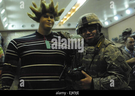 La CPS de l'armée américaine. Nick Hernandez pose avec un mannequin tout en documentant les soldats de l'Armée américaine affecté à 3e Escadron, 89e Régiment de cavalerie, troupes de l'Administration centrale l'Administration centrale, 4e Brigade, 10e division de montagne au cours d'une visite en Palestine en Rustafa Marché, Bagdad, l'Iraq, le 7 janvier 2008. Les soldats sont des affaires civiles de parler avec les propriétaires d'ateliers pour déterminer les avantages de barrières de sécurité placé devant le marché et de voir comment ils peuvent avoir un impact sur les entreprises. Le s.. Jason T. Bailey Banque D'Images