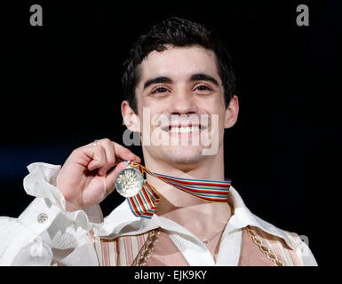 (150328)--SHANGHAI, 28 mars 2015 (Xinhua) -- la médaille d'or de l'Espagne Javier Fernandez pose au cours de la cérémonie pour les hommes en ISU World Figure Skating Championships 2015, au stade couvert de la Couronne, l'Oriental Sports Center à Shanghai, Chine, le 28 mars 2015. (Xinhua/Wang Lili) Banque D'Images