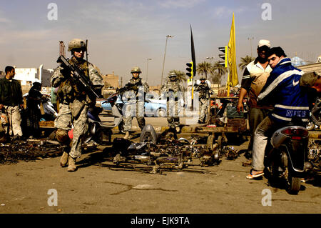 Les soldats de l'Armée américaine affecté à 3e Peloton, la Compagnie Charlie, 1er Bataillon, 504e Parachute Infantry Regiment Rusafa de patrouille, Bagdad, Irak, le 17 février 2008. Le s.. Jason T. Bailey relâché Banque D'Images