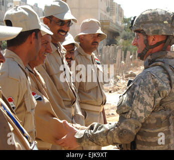 Le Lieutenant-colonel de l'armée américaine Myran Reineke félicite les membres des fils de l'Iraq au cours de la mise en place d'un nouveau poste de contrôle pour le groupe dans la Rashid, à Bagdad, l'Iraq, le 6 mars 2008. Reineke est du 2e Escadron, 2e Stryker Cavalry Regiment, l'équipe de combat de la 4e Brigade d'infanterie, 1re Division d'infanterie. La FPC. Michael Hendrickson Banque D'Images