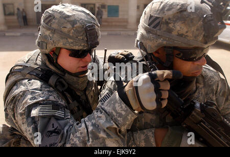 Le sergent de l'armée américaine. Bobby Gilbert, gauche, fait état d'un bâtiment à la CPS. Jason Collins à surveiller les activités suspectes tout en assurant la sécurité médicale au cours d'un programme d'action civique à Bagdad, Iraq, 10 févr. 29, 2008. Les médecins de l'armée iraquienne et les infirmiers sont la conduite du programme d'offrir des soins médicaux gratuits pour les citoyens iraquiens. Le s.. Jon Soucy publié Banque D'Images