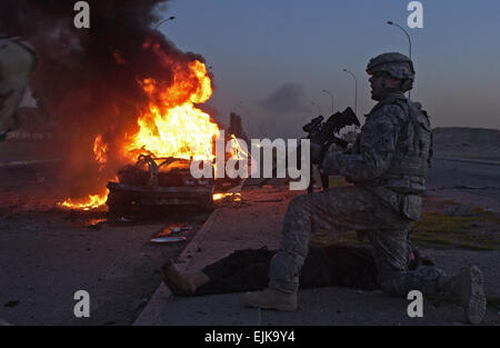 La 1ère Armée américaine Sgt. Shane Chapman, du 1er Bataillon, 8e Régiment d'infanterie, 3e Brigade, 4e Division d'infanterie, hurle pour un infirmier pour traiter un civil iraquien blessé dans un véhicule à la charge d'explosion d'un engin explosif improvisé le 6 mars 2008, à Mossoul, en Irak. Le s.. Jason Robertson Banque D'Images