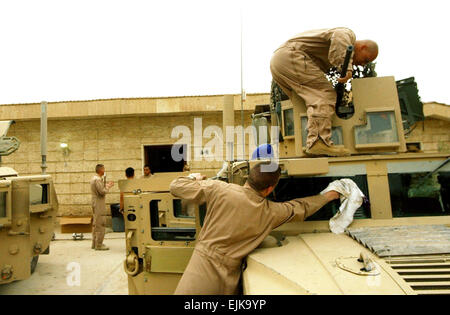 Les soldats de l'Armée américaine à partir de la 160e Détachement de surveillance à longue portée pour préparer une mission à Bagdad, l'Iraq, le 11 mars 2008. Soldats affectés à l'unité ont été à patrouiller les zones autour Makasib, l'Iraq, et d'assurer la sécurité de l'aide humanitaire. Le s.. Jon Soucy Banque D'Images