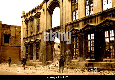 Les soldats de l'Armée américaine affecté à 3e Escadron, 89e Régiment de cavalerie, troupes de l'Administration centrale l'Administration centrale, 4e Brigade, 10e division de montagne patrouille via Bagdad, Irak, le 27 mars 2008. Le s.. Jason T. Bailey relâché Banque D'Images