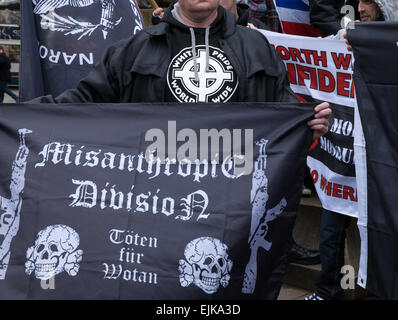 Manchester, Royaume-Uni Mars, 2015. Manifestants d'extrême droite avec drapeaux et banderoles au Front national et à la démonstration de la White Pride à Piccadilly. Des arrestations ont été effectuées alors que le groupe de la « White Pride » d'extrême droite s'est rassemblé dans la ville pour organiser une manifestation. Plus de 50 membres du groupe brandissent des drapeaux et marchent dans Piccadilly Gardens. Des militants antifascistes ont organisé une contre-manifestation et une ligne de police a séparé les deux parties. La police du Grand Manchester a déclaré que deux arrestations avaient été effectuées, l'une pour une rupture de la paix. Le second a également été détenu pour atteinte à l ' ordre public. Banque D'Images